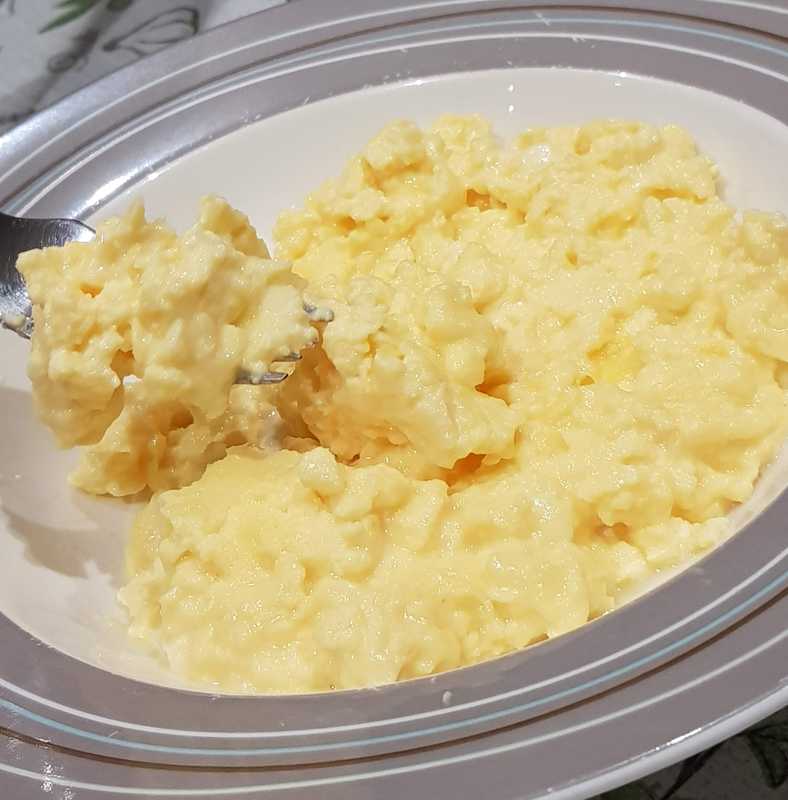 Scrambled eggs with feta cheese